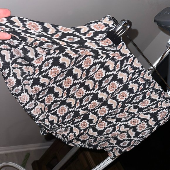 Brandy Melville Printed Shorts with slits - Picture 2 of 4